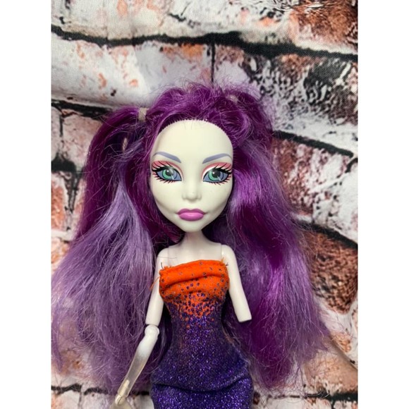 Monster High Doll Spectra Vandergeist Dot Dead Gorgeous '08 Outfit Missing 1 Arm - Picture 1 of 3